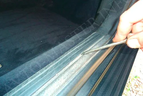 Снимаем отверткой пластмассовую полоску